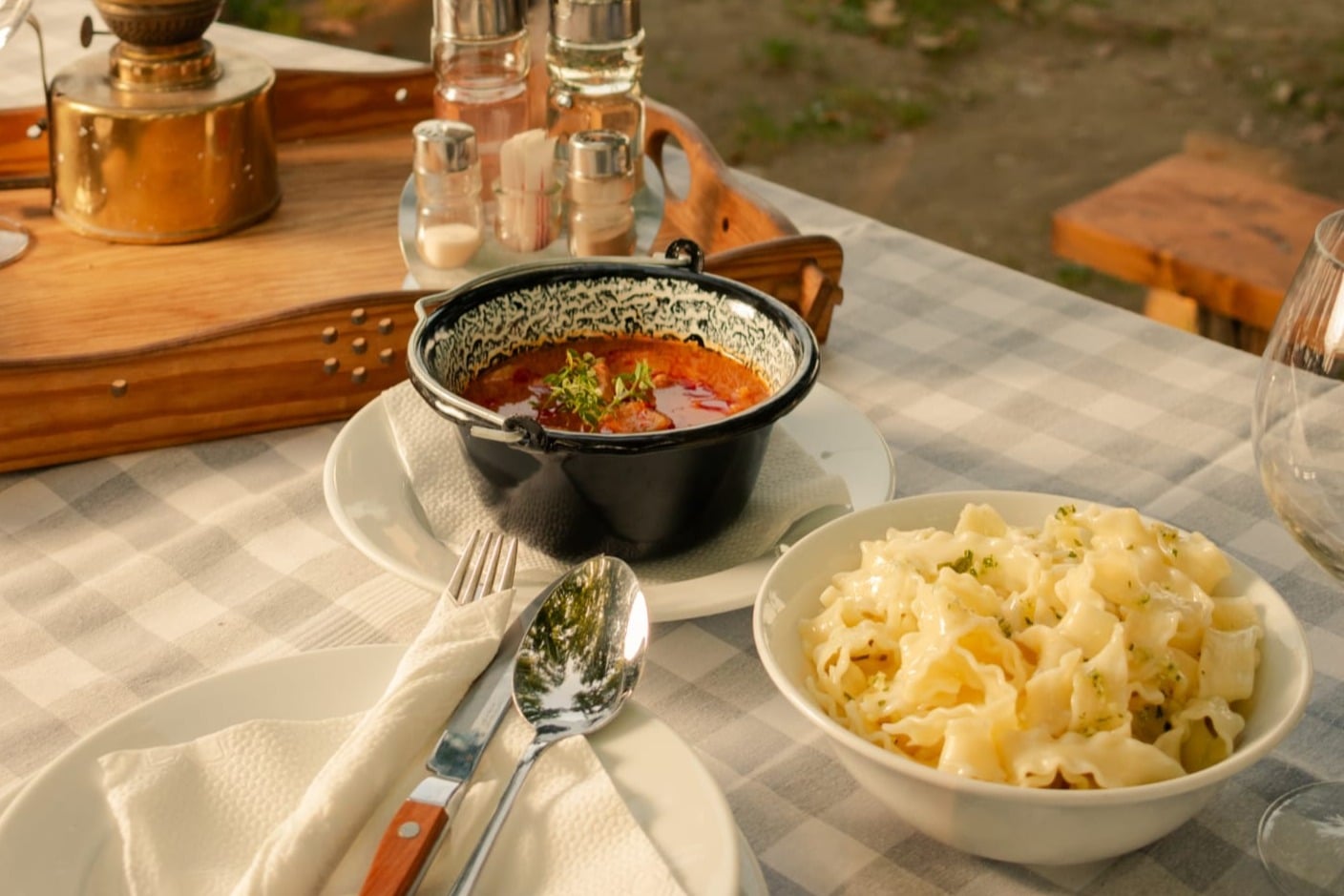 без костију,
од сома,
служи се уз тестенину са белим луком